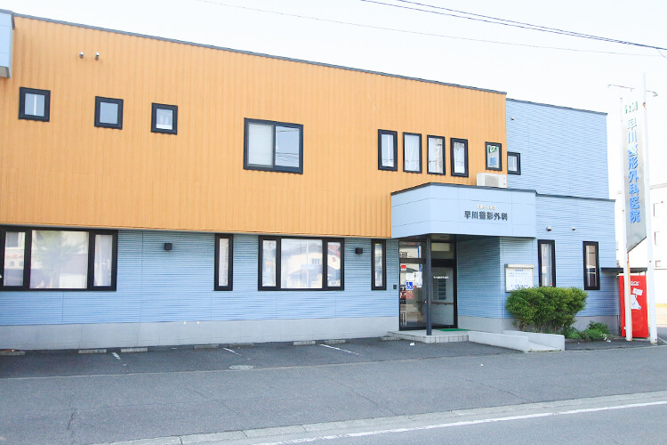 医院の入口の右側に駐車場４台完備